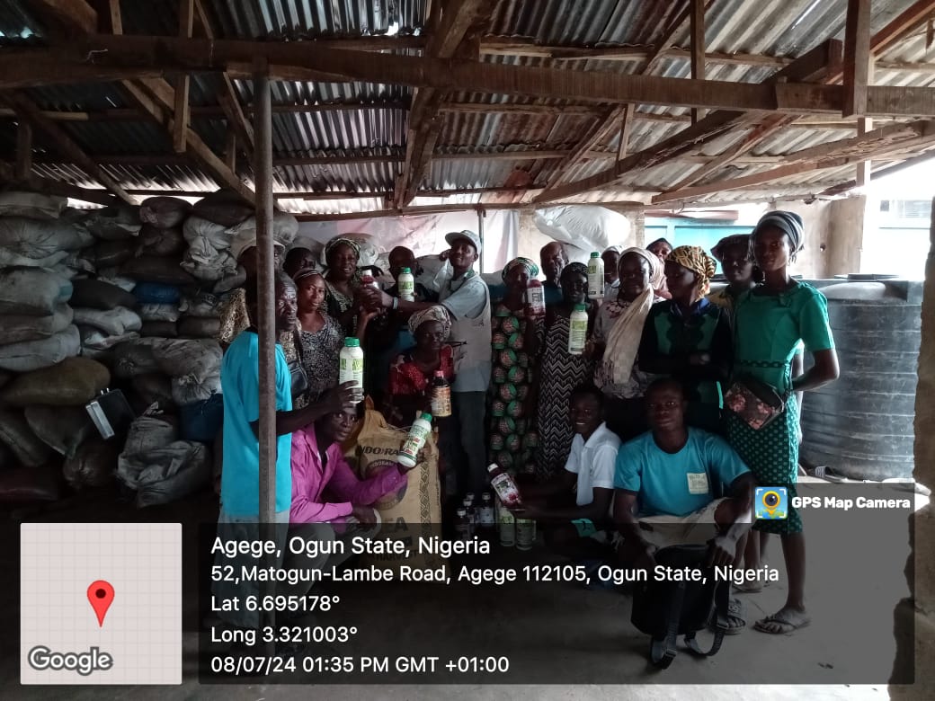 FarmersReg32308's tweet photo. FERTERLIZER DISTRIBUTION TO FARMERS AT OKE ARO, IFO LGA
Farmers of OgoOluwa NDE Vegetable group, Oke Aro received 40bags of Urea Fertilizer, Jute mellow(Ewedu) seeds and some Agro chemicals today in their farm at Oke Aro, Ifo LGA of Ogun State.
#agriculture #ogstep #ogfims https://t.co/kamZiXcKEm