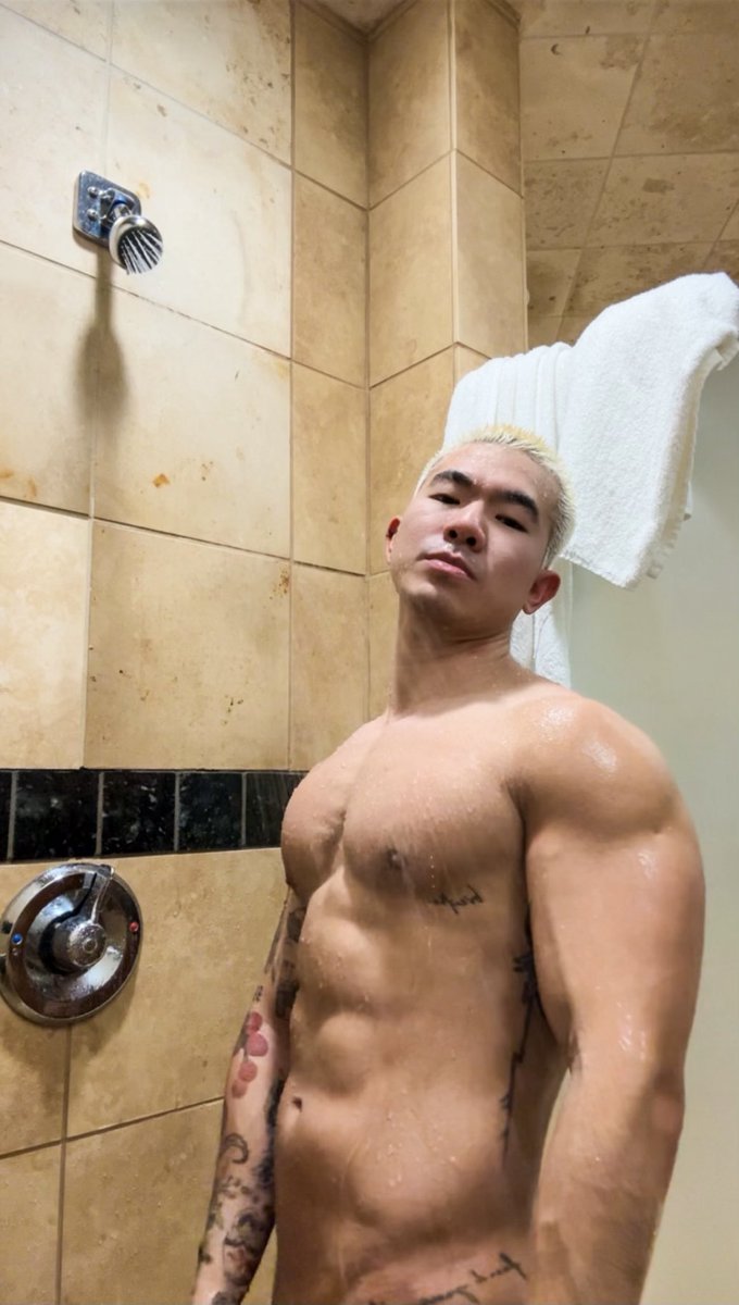 Nơi đây không thiếu trai 😂😂 tweet media