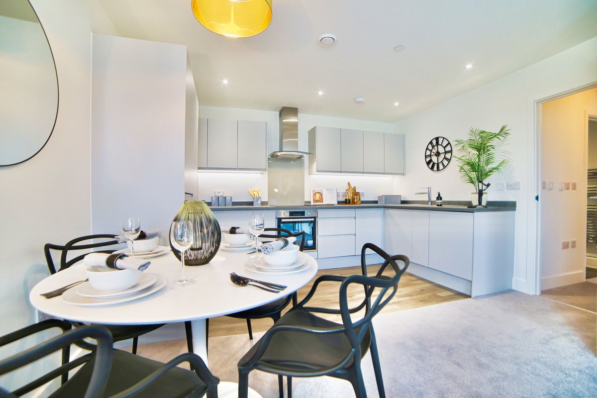 HightownHomes's tweet image. We ❤️ the light and airy feel of the open plan living space in the new 1 &amp;amp; 2 bedroom apartments at Maylands View in Hemel Hempstead.
Prices start from £100,000 for a 40% share.

#openplan #spacioushomes #1beds #2beds #MaylandsPlaza #MaylandsView #SharedOwnership