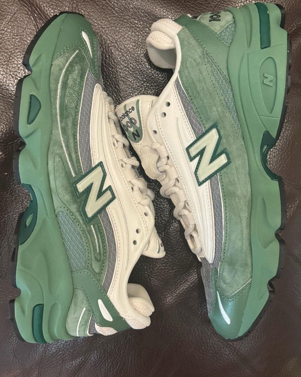 Sneakerologue's tweet photo. Premières images d’un nouveau coloris de la New Balance 1000 🪴

📸: woganwodeyang https://t.co/zrp3K2EyMP