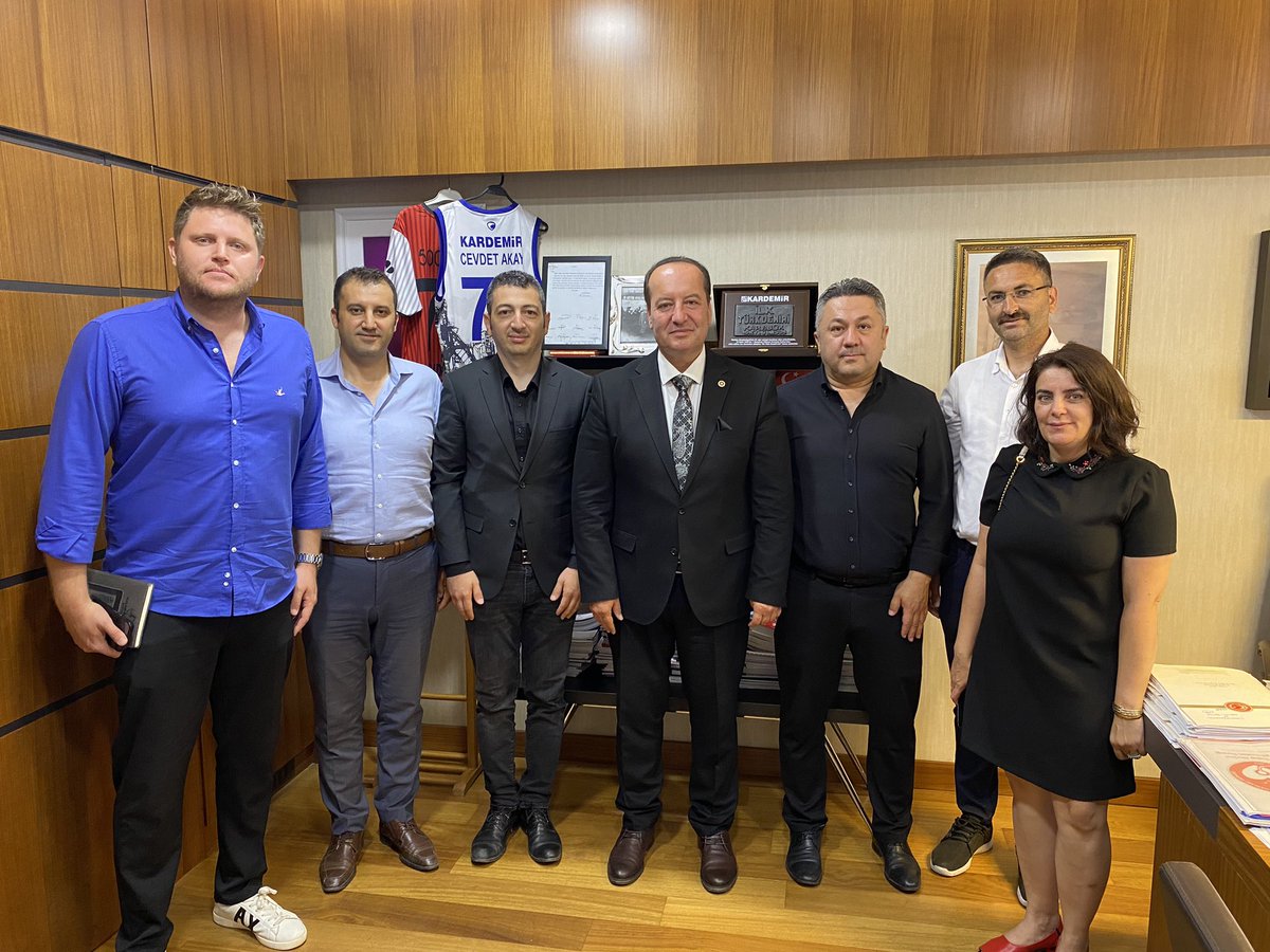Mühendis Tek-Sen’in farklı kollarına mensup sendika başkanlarını ve yöneticilerini TBMM’de misafir ettik.

Kamuda çalışan mühendis ve mimarların sorunlarını sendika temsilcilerimizden dinledik. Mühendislik Meslek Kanunu, özlük haklarının iyileştirilmesi ve kazanımların emekliliğe
