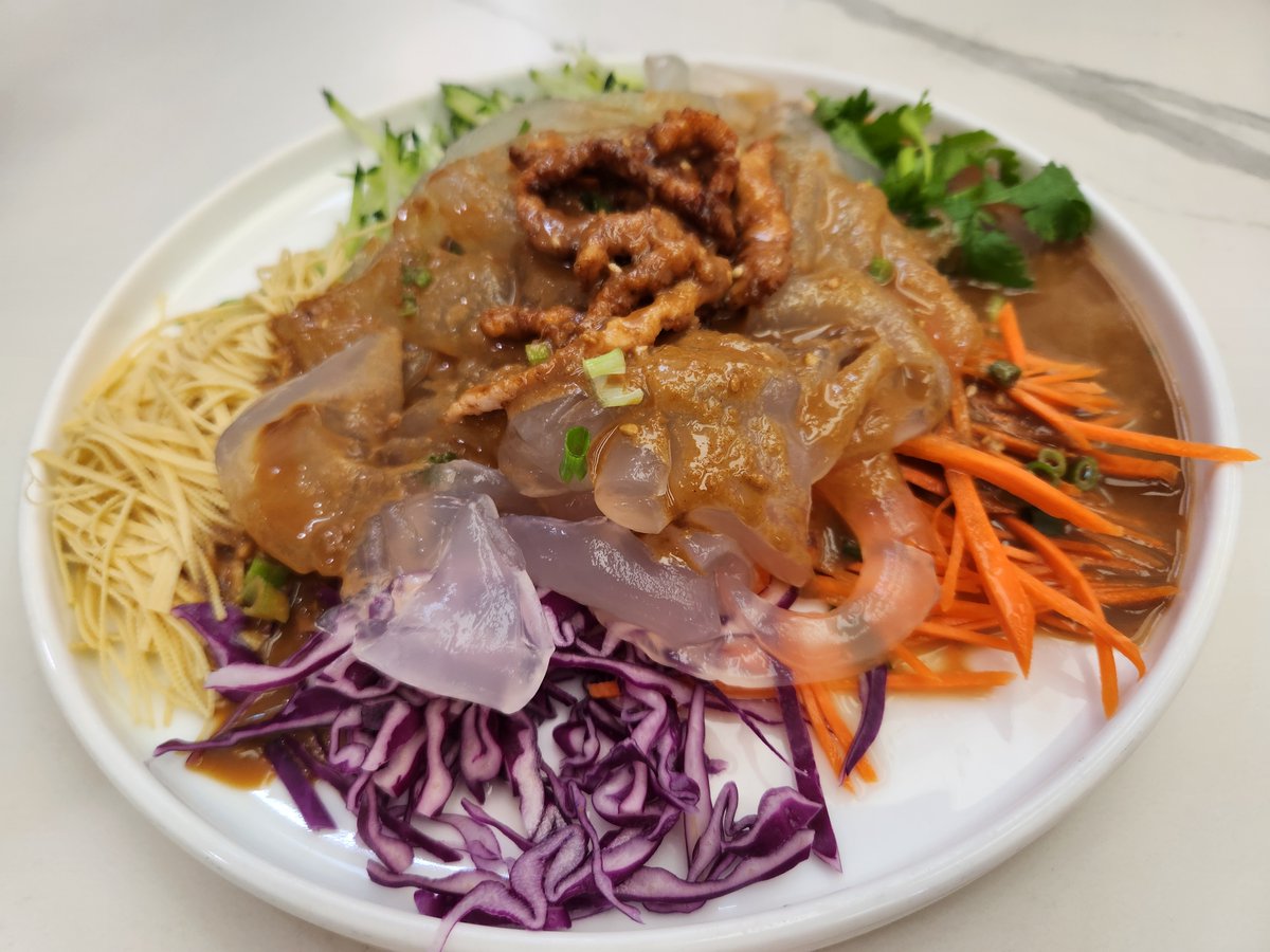 LetChinese's tweet photo. When I saw this #colddish, I understood that in Chinese culinary culture, besides pursuing #taste, there is also an aesthetic attitude towards colors. This dish, originating from Northeast China, called "Colorful Tossed Mung Clear Noodle" （#拉皮）, exemplifies this beautifully🥳 https://t.co/Ckxy1q25E1