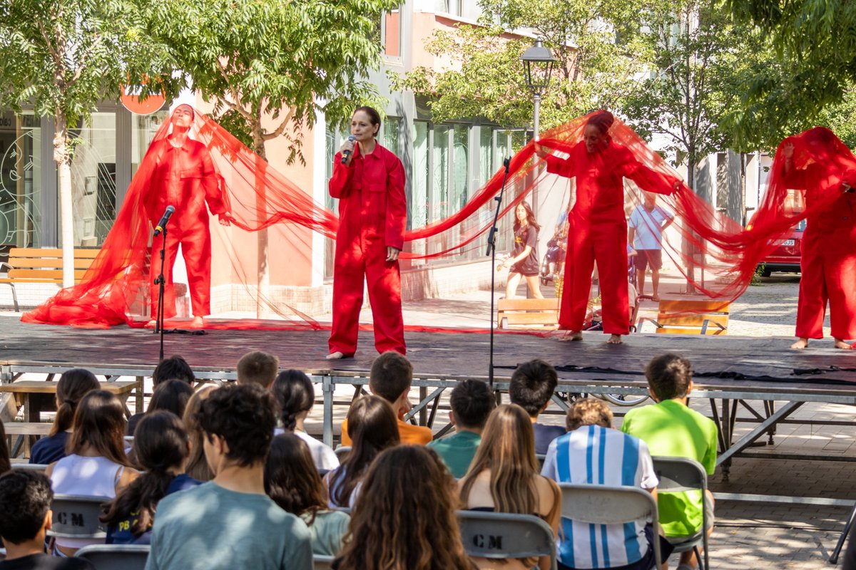 intdiba's tweet photo. 🙋♀️Onades de dones
🎭Representació teatral a l’espai públic de @laxixateatre en el marc del projecte #DonesQueTransformen d’Educació per a la ciutadania global impulsat per @diba
📸Imatges de la representació oferta per @AjCaldesMontbui https://t.co/2hHyAmVDRl #InternacionalDiba https://t.co/vbtjjgSYaG