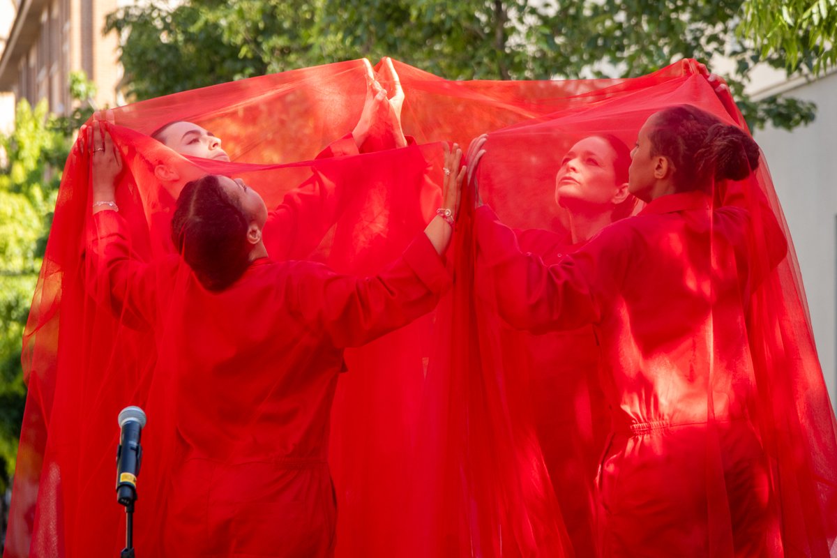 intdiba's tweet photo. 🙋♀️Onades de dones
🎭Representació teatral a l’espai públic de @laxixateatre en el marc del projecte #DonesQueTransformen d’Educació per a la ciutadania global impulsat per @diba
📸Imatges de la representació oferta per @AjCaldesMontbui https://t.co/2hHyAmVDRl #InternacionalDiba https://t.co/vbtjjgSYaG