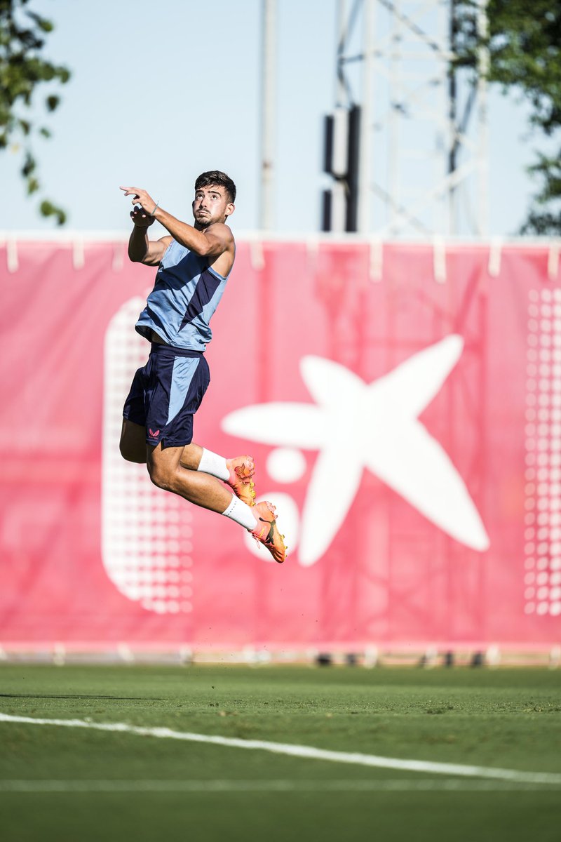 SevillaFC's tweet photo. Me trae buenos recuerdos el escribir “aerolíneas Salas” ✈️😍 https://t.co/BFXudrPfwi