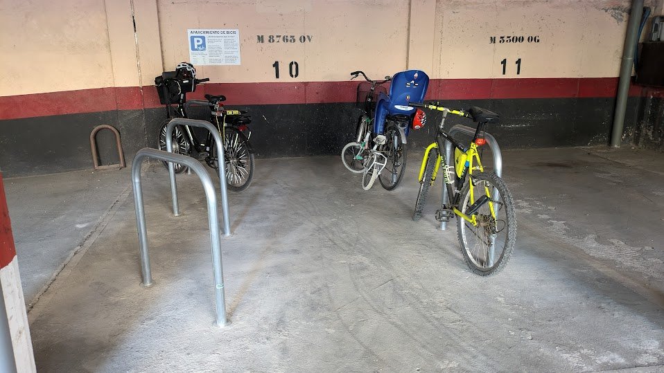 enbicipormadrid's tweet photo. ¿Se puede instalar unas barras para aparcar bicis en una comunidad de propietarios en tu plaza de garaje y luego dejar que el resto de vecinos las usen?
Eso fue lo que @euklidiadas nos preguntó hace un tiempo. Te lo contamos en este hilo-> https://t.co/xTmGQ7soUy