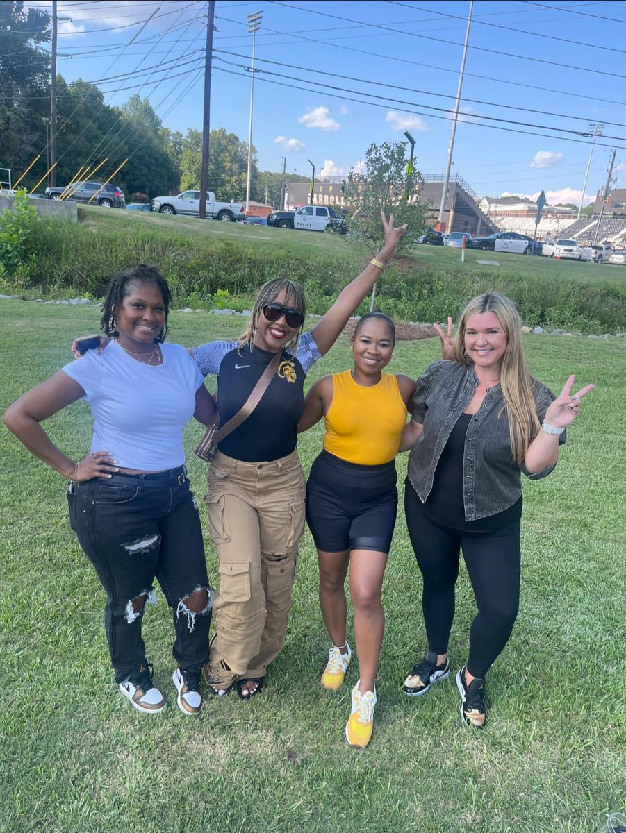 miferguson's tweet image. Senior Moms 🥺🖤 one month away! #GoTrojans @Carrollton_High @ErinV1985 @CoferKiyun @AJ_CRO31 @JuJuLewis10