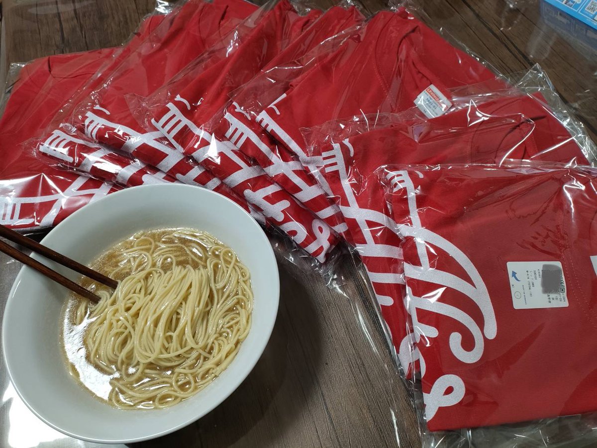 EC_T_Lockers's tweet photo. メンバー先行注文分のラーメン届きましたぁﾊﾞﾝｻﾞｰｲ🙌

着用感は写真2枚目参照(165cm / Mサイズ着用)
みんなも着よう！

このオリTはTMIX(@tmix_jp)さんに発注しました！(ステマじゃないよ)
#TMIX https://t.co/JyrGFU35Xd