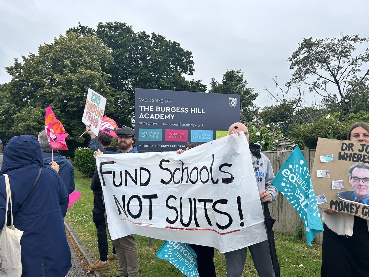 ‘Where’s the money 💷 gone?!’  Parents and local Cllrs united with one voice.  Our children deserve better.  Parents here would like their schools returned to their LA 😊<a href="/helenadollimore/">Helena Dollimore MP</a> #MidSussex <a href="/AlisonEBennett/">Alison Bennett</a> #fundschoolsnotsuits #UoBATrobbery #EastSussex #WestSussex