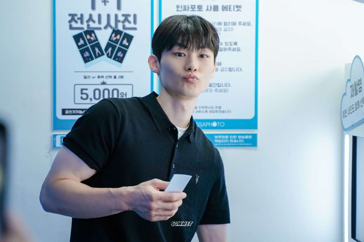 sommet_LSG's tweet photo. 240707 
#이승규 #LeeSeungGyu #SGOTD #오늘의이승규 #イ・スンギュ #李升規 

생일 D-1 승규시!
인화지 나오는 거 기다리기 🫧 https://t.co/m7tV1zFwor