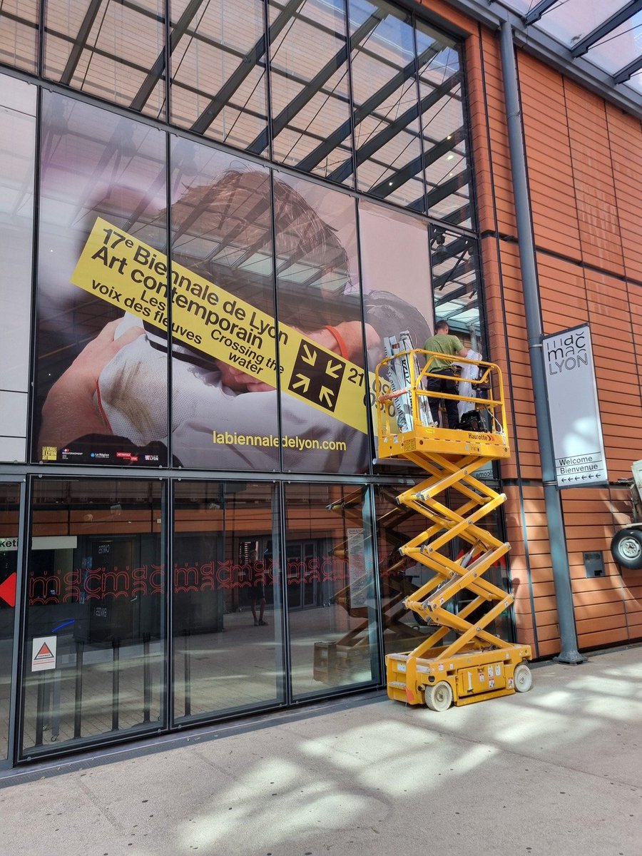 Musée d’art contemporain de Lyon (@maclyon) on Twitter photo 🌞 Les expositions de ce début d’année sont finies, place à la <a href="/BiennaleLyon/">Biennale de Lyon</a> ! Ce lundi, c'était pose de la vitrophanie sur la façade du macLYON. On aime beaucoup, et vous ?
Au programme, du 21 septembre 2024 au 5 janvier 2025, la 17ème édition de la Biennale de Lyon 🙌 🌞 Les expositions de ce début d’année sont finies, place à la <a href="/BiennaleLyon/">Biennale de Lyon</a> ! Ce lundi, c'était pose de la vitrophanie sur la façade du macLYON. On aime beaucoup, et vous ?
Au programme, du 21 septembre 2024 au 5 janvier 2025, la 17ème édition de la Biennale de Lyon 🙌