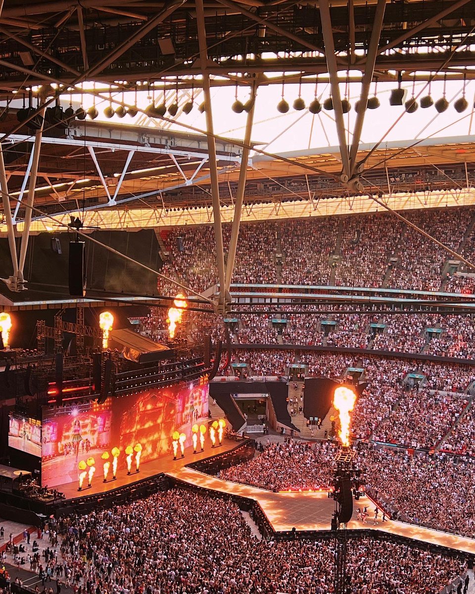 mabsootdraws's tweet photo. @picturetobern Wembley was gorgeous in the setting sun!! Here’re some pics I took on N3 ❤️ https://t.co/7taSGzoxiK
