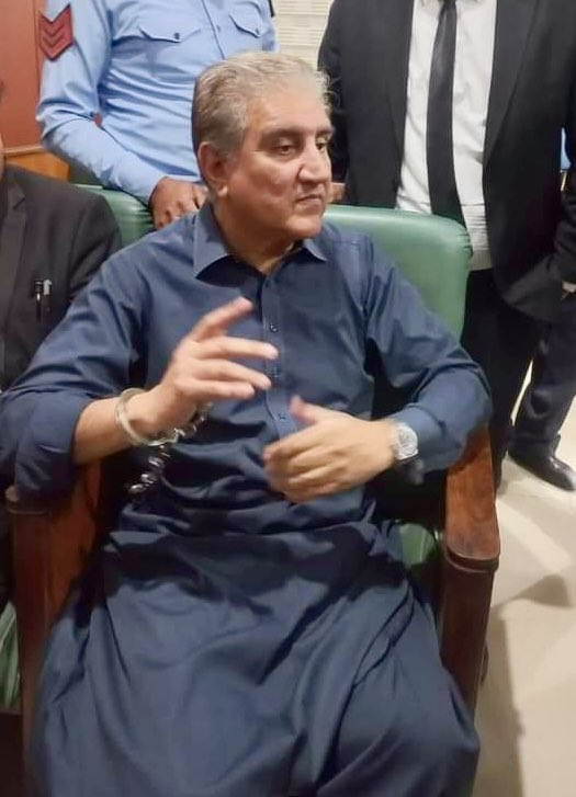 ایک طرف مذاکرات اور مفاہمت کا دکھاوا تو دوسری طرف بربریت کی انتہا!  
🚨مخدوم شاہ محمود قریشی سے ملاقات ہوئی جس انہوں نے بتایا کہ رات گیارہ بجے لاہور پیشی کےلئے اطلاع دی گئی اور رات دو بجے جگاکر لاہور لے جایا گیا، کمر درد کے باوجود 20 گھنٹے کے آنے اور جانے کے سفر میں کھانا تو دور