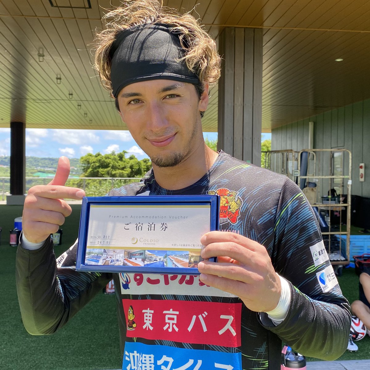 fcr_info's tweet photo. ₊˚✶ #FC琉球推しメン総選挙2024 ✶˚₊ ‧ﾟ

1位のGK35 #東ジョン 選手からのコメントです💁‍♂️
より沖縄が似合う男になってください🌺

@JohnHB_52 
#FC琉球
#Rewind #琉球昇竜 https://t.co/HVeyTcwzbp
