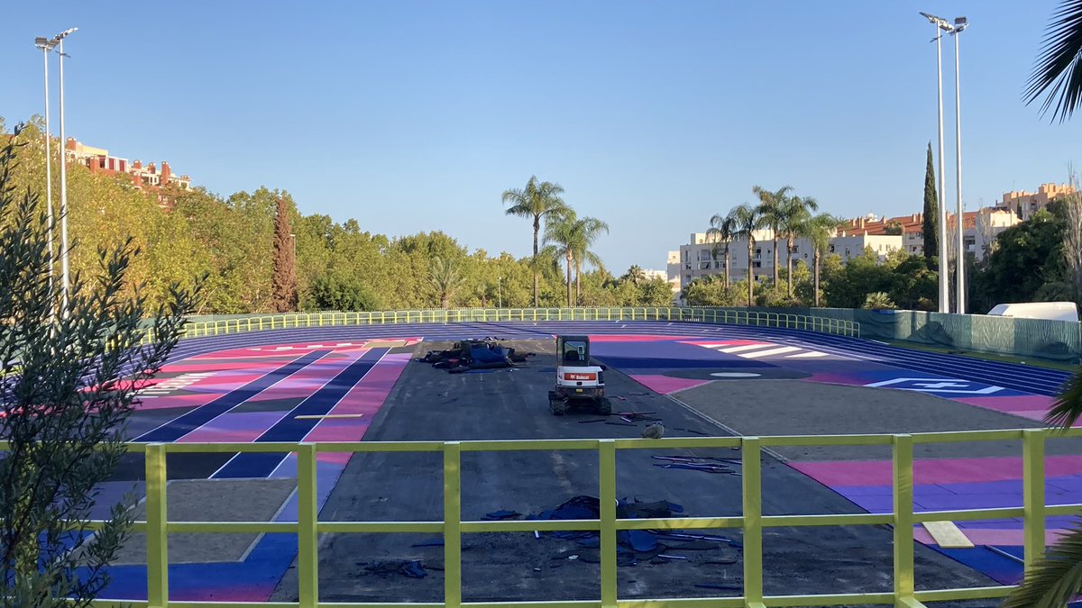 En #Marbella las obras del <a href="/Ayto_Marbella/">Ayto. Marbella</a> tienen retrasos, sobrecostes… y ahora también… involucionan, van para atrás.

La pista corta de atletismo estaba lista, pero ahora han levantado el tartán de las calles centrales de 60 m.

¿Las estarán haciendo Pepe Gotera y Otilio?