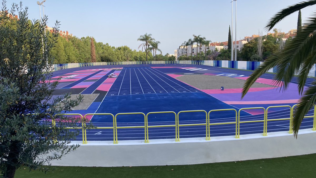 JuanCAngulo's tweet photo. En #Marbella las obras del @Ayto_Marbella tienen retrasos, sobrecostes… y ahora también… involucionan, van para atrás.

La pista corta de atletismo estaba lista, pero ahora han levantado el tartán de las calles centrales de 60 m.

¿Las estarán haciendo Pepe Gotera y Otilio? https://t.co/mk7kJPQSPu
