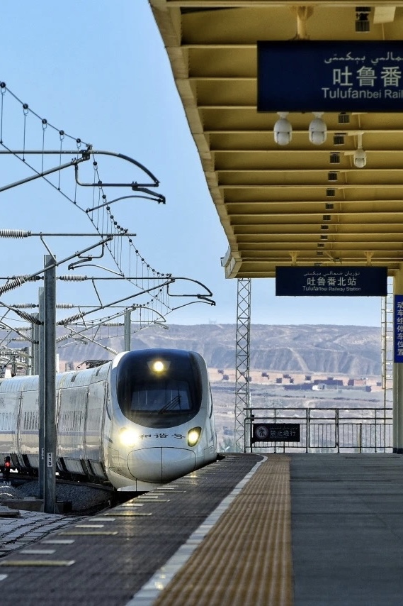 ChinaRailways's tweet image. Xinjiang Uygur autonomous region boasts vast deserts, majestic snow-capped mountains, and picturesque grasslands, each scene captivating the imagination. Hop on a train and experience the beauty together. #RailwayTime #ChinaRailway