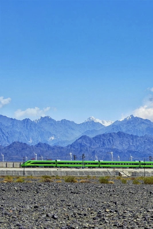 ChinaRailways's tweet image. Xinjiang Uygur autonomous region boasts vast deserts, majestic snow-capped mountains, and picturesque grasslands, each scene captivating the imagination. Hop on a train and experience the beauty together. #RailwayTime #ChinaRailway