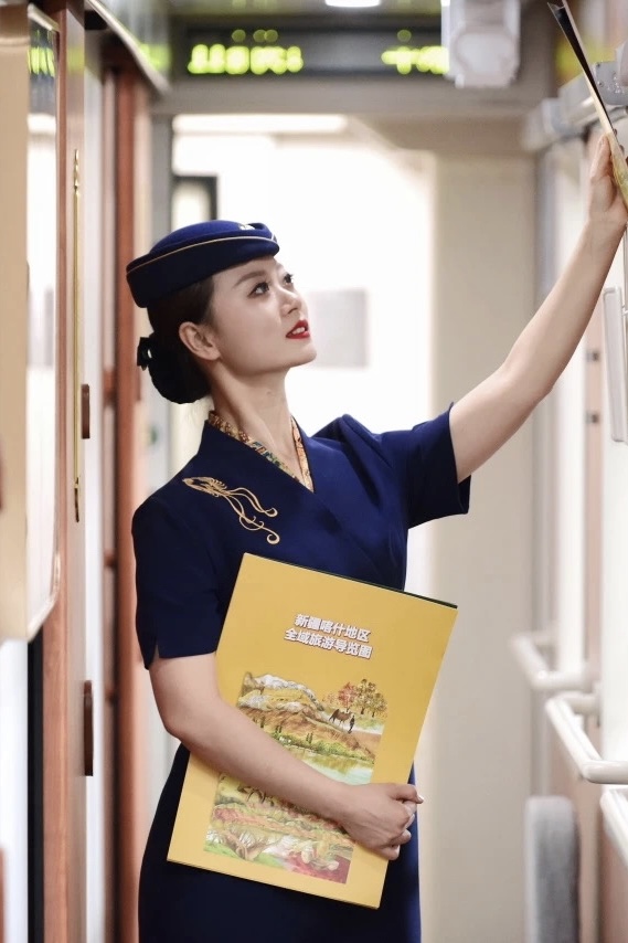 ChinaRailways's tweet image. Xinjiang Uygur autonomous region boasts vast deserts, majestic snow-capped mountains, and picturesque grasslands, each scene captivating the imagination. Hop on a train and experience the beauty together. #RailwayTime #ChinaRailway
