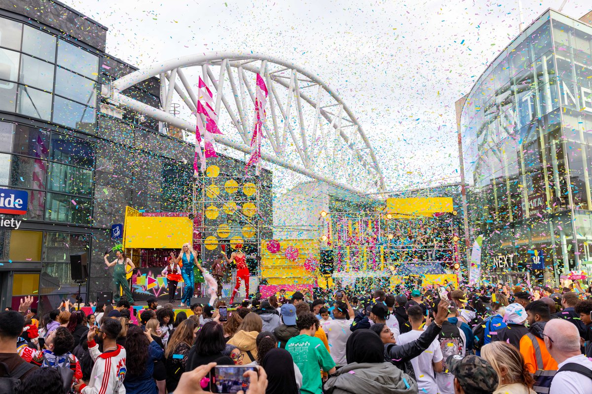 brumhippodrome's tweet photo. Birmingham Weekender is BACK! 🎉 

Expect amazing performances on our streets, in our squares, shopping centres and in the sky across the whole August bank holiday weekend 😍

Find out more about our FREE festival 👉 https://t.co/1hSRb1f68O https://t.co/vbJr6Jddpb