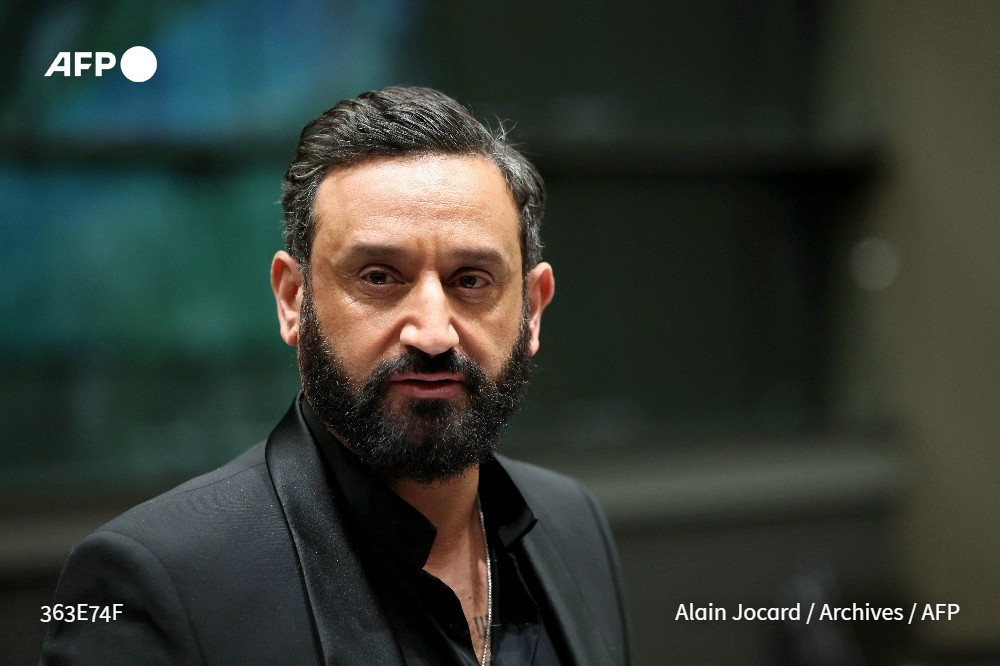 afpfr's tweet photo. La chaîne C8 s'est engagée devant l'Arcom à imposer un différé de 15 à 45 minutes à l'émission "Touche pas à mon poste" de Cyril Hanouna, afin d'éviter ses débordements sanctionnés à de multiples reprises #AFP https://t.co/6S4y3Uepjs