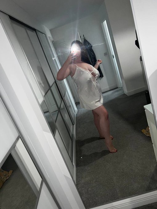 Good evening to everyone except married men https://t.co/tHdUZg8Cyj