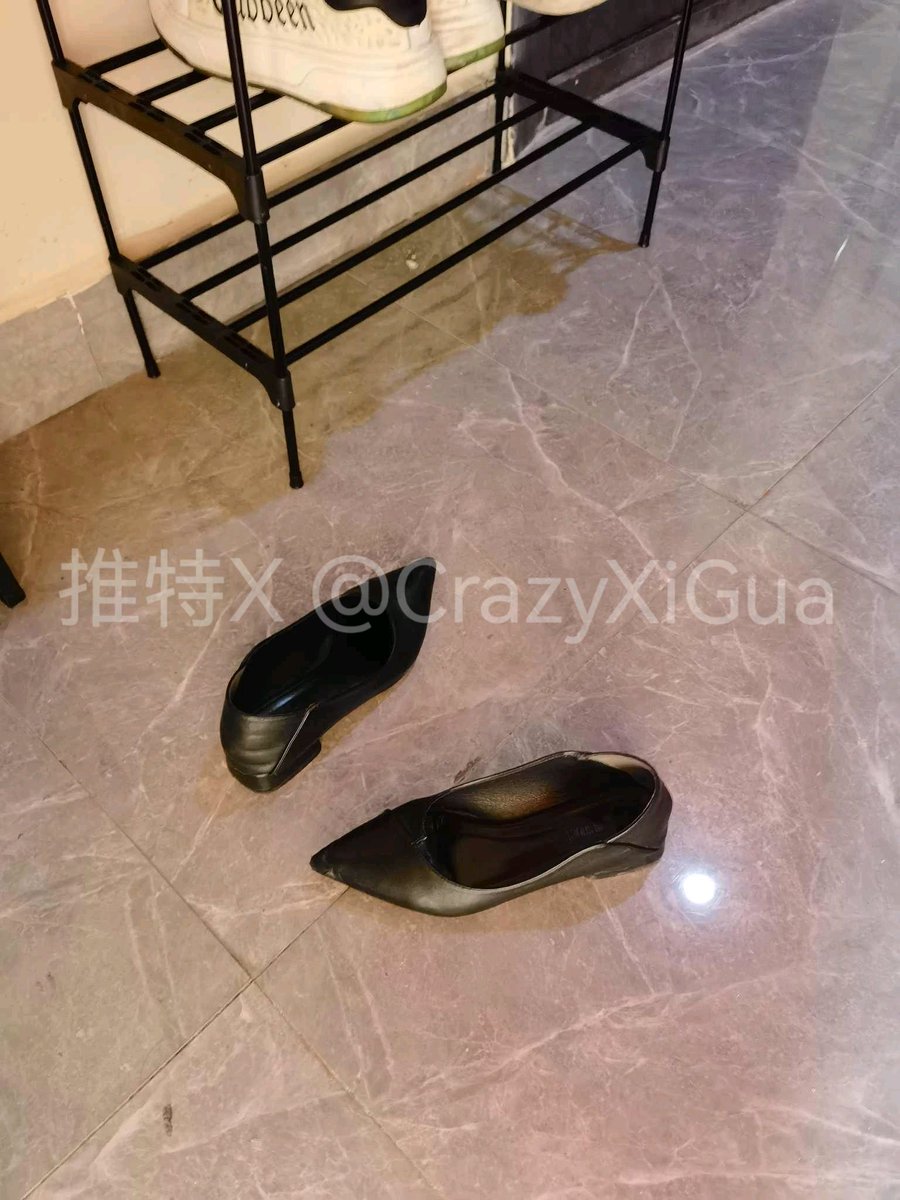早上去老点位巡视了一圈，货还是一如既往的多，质量也高，图4的单鞋有点像案场客服穿的款式，像是刚脱下没多久，臭的一批，闻着就上头，要不是隔壁门开着，高低得给它S了！ https://t.co/k08aHU11Yh