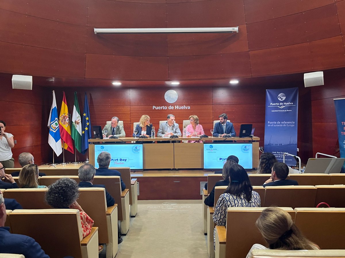 APHuelva's tweet photo. 🤝Mostramos nuestras fortalezas como clúster energético e industrial y nodo logístico intermodal en una cita para compartir conocimiento y contribuir al desarrollo del sector portuario, de nuevos flujos de negocio y acuerdos de colaboración

@LachambreEsp #PortDay #puerto #huelva https://t.co/hTEnyecyxQ