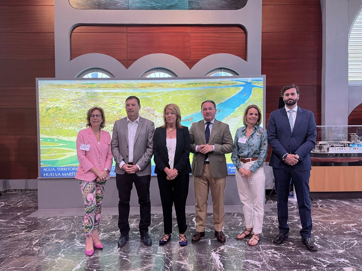 APHuelva's tweet photo. 🤝Mostramos nuestras fortalezas como clúster energético e industrial y nodo logístico intermodal en una cita para compartir conocimiento y contribuir al desarrollo del sector portuario, de nuevos flujos de negocio y acuerdos de colaboración

@LachambreEsp #PortDay #puerto #huelva https://t.co/hTEnyecyxQ