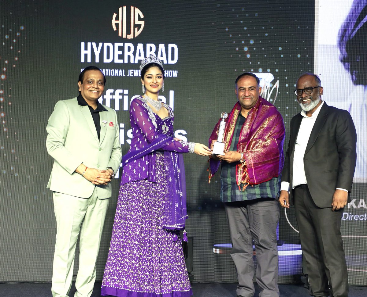 SequelLogistics's tweet photo. Thank you, @svarmedia, for felicitating Sequel Logistics at HIJS, Hyderabad!

#SequelLogistics #HIJS #PreciousLogistics https://t.co/tDbJWI4ZYg