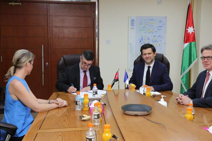 FranceJordanie's tweet photo. توقيع مذكرة تفاهم بين سلطة المياه الأردنية وشركة @waturadotnet الفرنسية 🇫🇷 من أجل تطوير منصة تدريب إلكترونية باللغة العربية للمهن في قطاع المياه والصرف الصحي 💦 في الأردن 🇯🇴
سيتم تمويل هذا المشروع من خلال أداة #FASEP التابعة للحكومة الفرنسية 🇫🇷
@mwigovjo https://t.co/VY5XAlxbdK