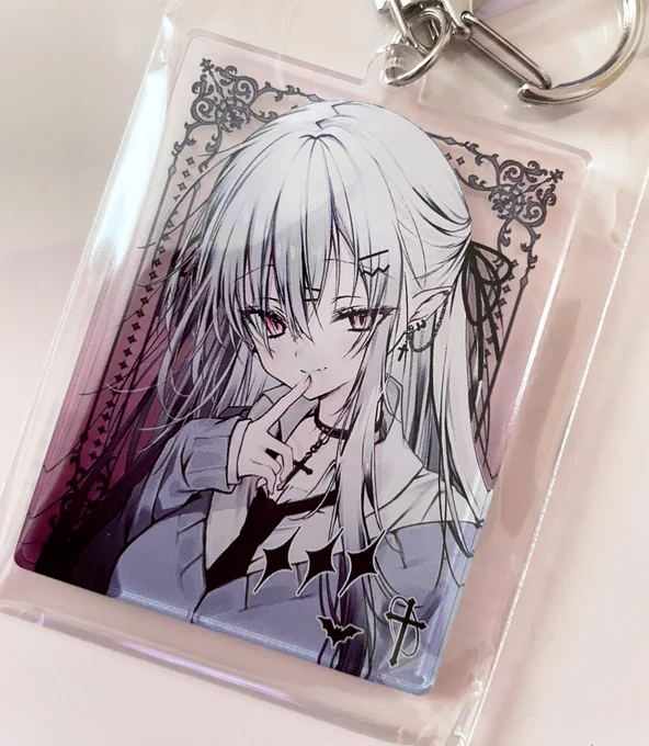 コミケのセットに付けるアクキーの試作品できたーめちゃめちゃいい感じ(*⁰▿⁰*)(完成品は背景色水色と薄紫のグラデになる予定) 