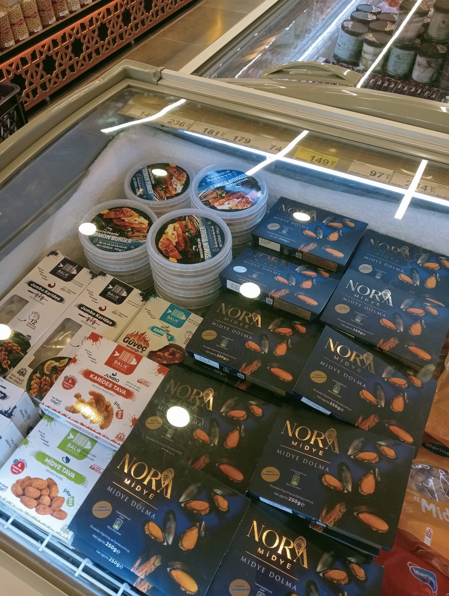 ttsaheylu's tweet photo. Bu lezzet şaka mı!!! Tencereden yeni çıkmış gibi. Harikasınız. Lütfen bitmesin. #carrefour #noramidye #midyedolma #midye #limon #streetfood https://t.co/DNyChoQR8W