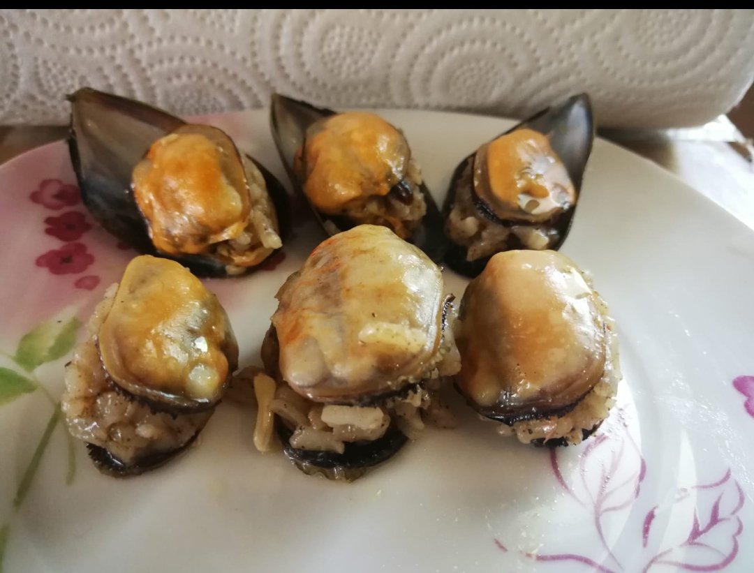 ttsaheylu's tweet photo. Bu lezzet şaka mı!!! Tencereden yeni çıkmış gibi. Harikasınız. Lütfen bitmesin. #carrefour #noramidye #midyedolma #midye #limon #streetfood https://t.co/DNyChoQR8W