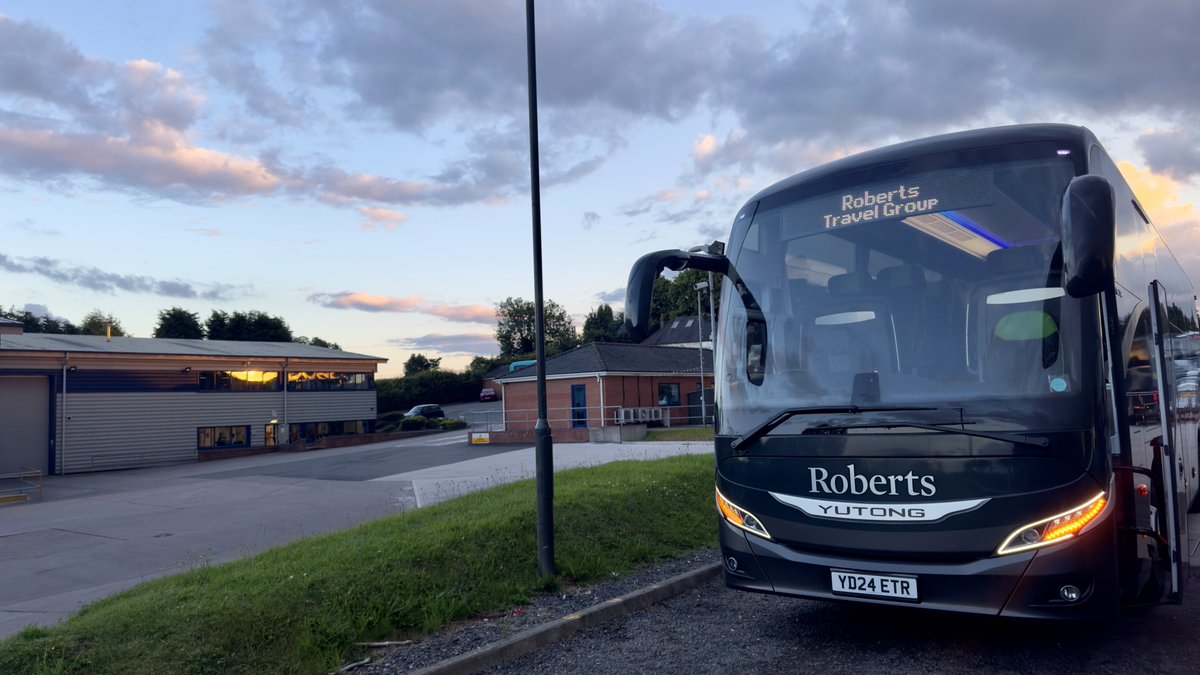 Roberts_Travel's tweet photo. 📸 Driver Shots 📸
One of our new vehicles after a busy day traveling to the Apollo Victoria Theatre in London! Awesome shot Tom. 🤩
#robertstravelgroup #privatehire #leicestershire #sunset #leicesterlife #london #apollovictoria #coachdriver #coach #busdriver https://t.co/9rGbnjcXiR