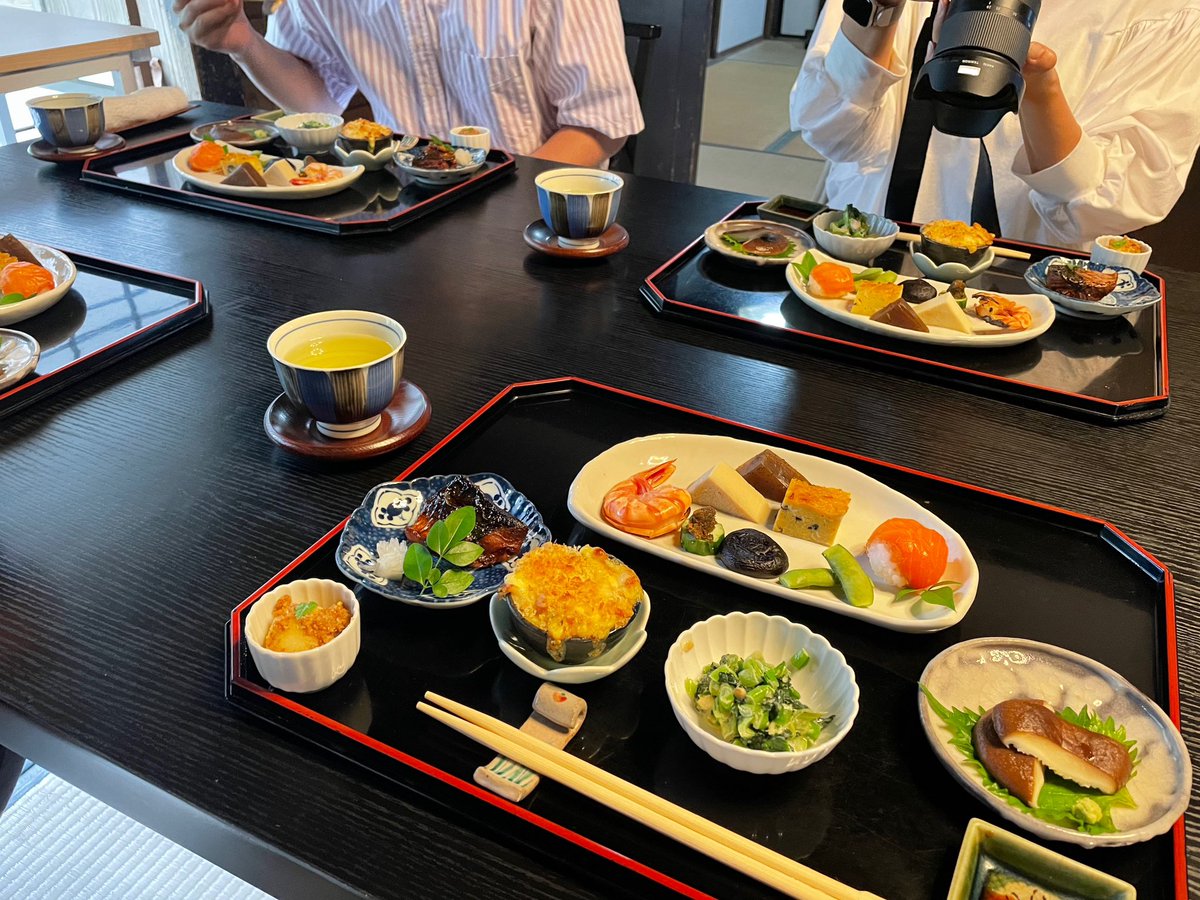 taitoya_onjuku's tweet photo. 築200年以上の古民家！
「愚為庵」さんで @ch0ch0lina さんとお食事🥢

採れたての食材で丁寧に作られた懐石料理とフルーツティー、とっても贅沢でした✨

楽しい時間をありがとうございました☺️

ちょっちょりーなさんのYouTubeチャンネルにて動画がアップされています♪
https://t.co/dBEMey6QWX https://t.co/1eMLZCKuF7