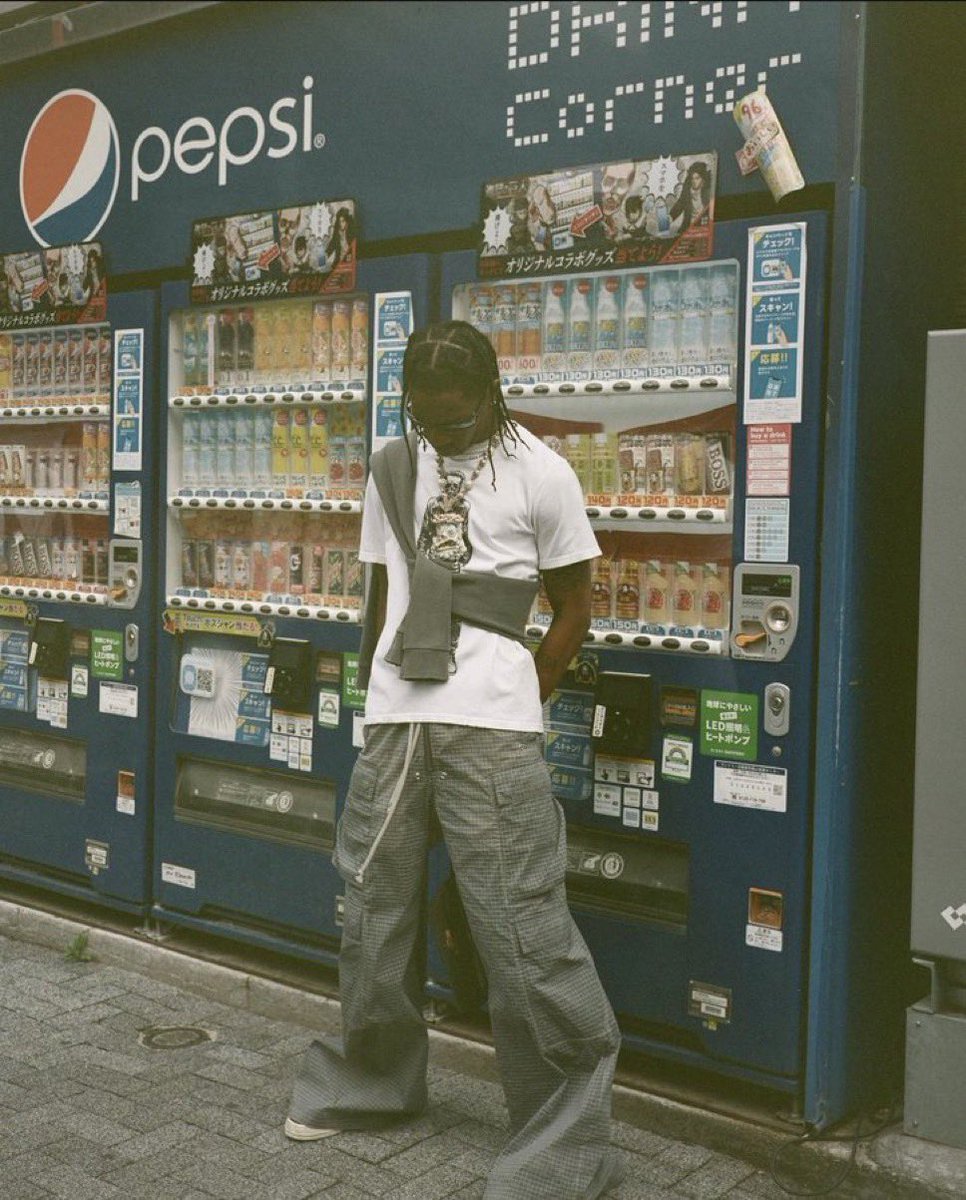 1gramisbuzzy's tweet photo. 東京の新しい観光名所
「Travis Scottが写真を撮ったペプシの自販機」 https://t.co/OlgsiZmeeB