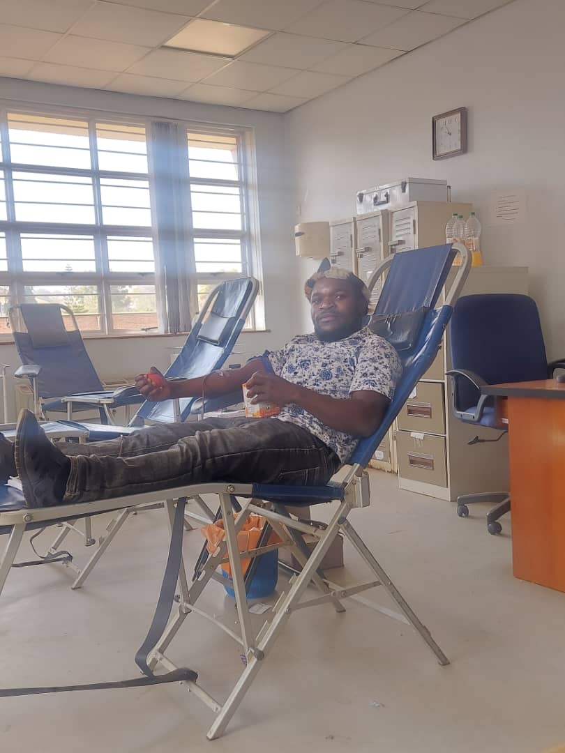 MvulaMapopa's tweet photo. As part of celebration of 60 years of Independence,  I realised that some fellow Malawians are wounded and struggling with life in hospitals. Hence,  prompted me to donate blood. Next is on #Mothersday. #JoinMeandOthers
#MalawiBloodTransfusions #SaveLife https://t.co/NxWYGd8ZlM