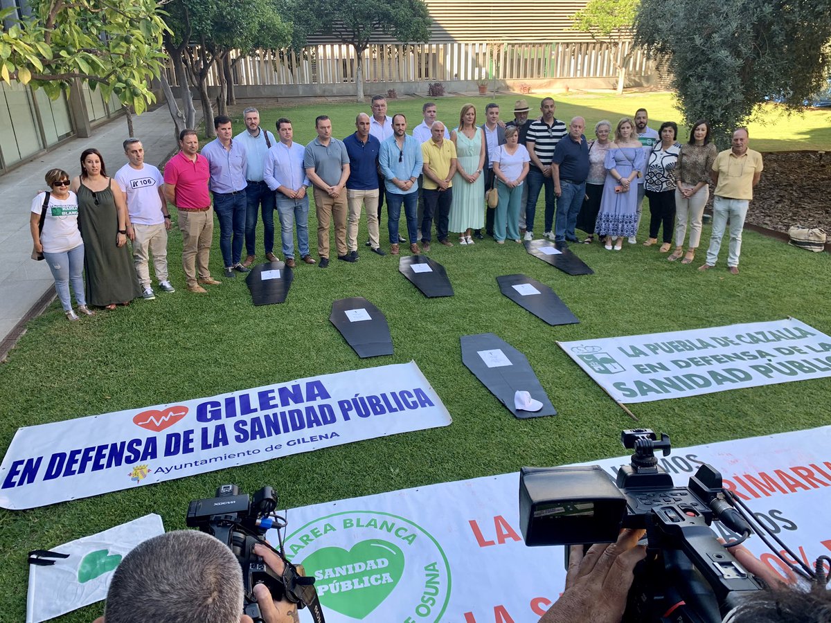 psoedesevilla's tweet photo. 📣Juanma Moreno tiene que remangarse y comenzar a gobernar oyendo las reclamaciones de los ayuntamientos y la ciudadanía.

⚠️La situación sanitaria en la zona básica de Osuna es dramática y así lo denuncian sus alcaldes y alcaldesas hoy desde la Diputación de Sevilla. https://t.co/eoKUparpIf
