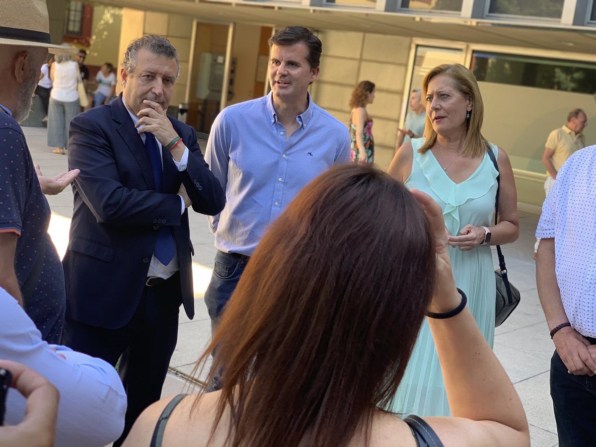 psoedesevilla's tweet photo. 📣Juanma Moreno tiene que remangarse y comenzar a gobernar oyendo las reclamaciones de los ayuntamientos y la ciudadanía.

⚠️La situación sanitaria en la zona básica de Osuna es dramática y así lo denuncian sus alcaldes y alcaldesas hoy desde la Diputación de Sevilla. https://t.co/eoKUparpIf