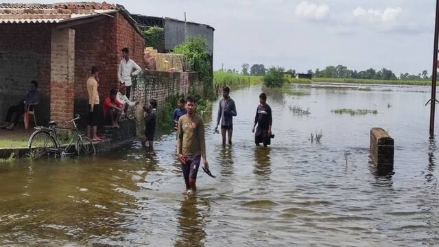 sranhmeet's tweet photo. @narendramodi @romisahniBJP @myogiadityanath @yadavakhilesh 
From the time we were born till today we have not been able to overcome this problem of flood.Floods occur every year.I dn't know whether you don't know how to solve this problem or you deliberately dn't want to do it? https://t.co/9htrzxvxvj