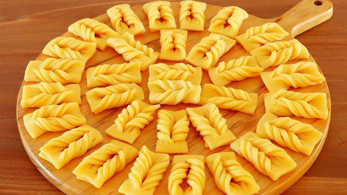 Spiderkillerrr's tweet photo. This is exactly the same as the traditional snack “borsak” of Uyghur,Kazakh and Mongolian ppl🥹😍 https://t.co/TUe1Tq9vdQ