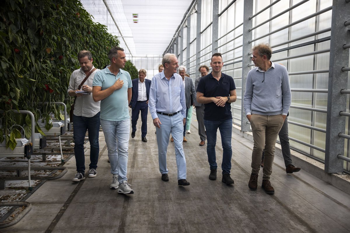 Ik bezocht Kwekerij Overgaag, dat zich richt op de duurzame teelt van rode paprika’s met geothermie en regenwaterrycling. We bespraken belangrijke thema's zoals digitalisering, energietransitie, duurzaam waterbeheer en de internationale concurrentiepositie van de glastuinbouw.