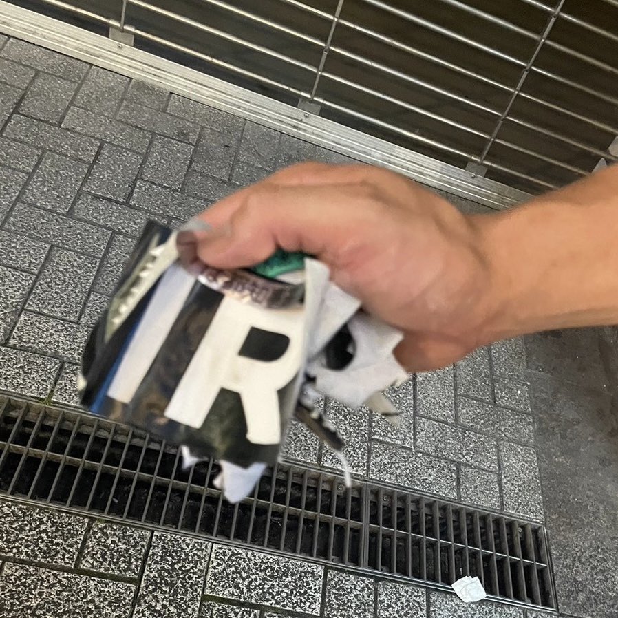 zkurishi's tweet photo. 本当にあるの？そんな思いで帰りがけに繁華街を見てみましたが、思った以上にありました。これは自分たちの政治的主張ごと貶める、本当に良くないことです。またこのシールはとても剥がしづらく、シール剥がしも必要。本当��社会を良い方向に変えていきたいと願うならきれいにしていきましょう。 https://t.co/hIHXks9FlG