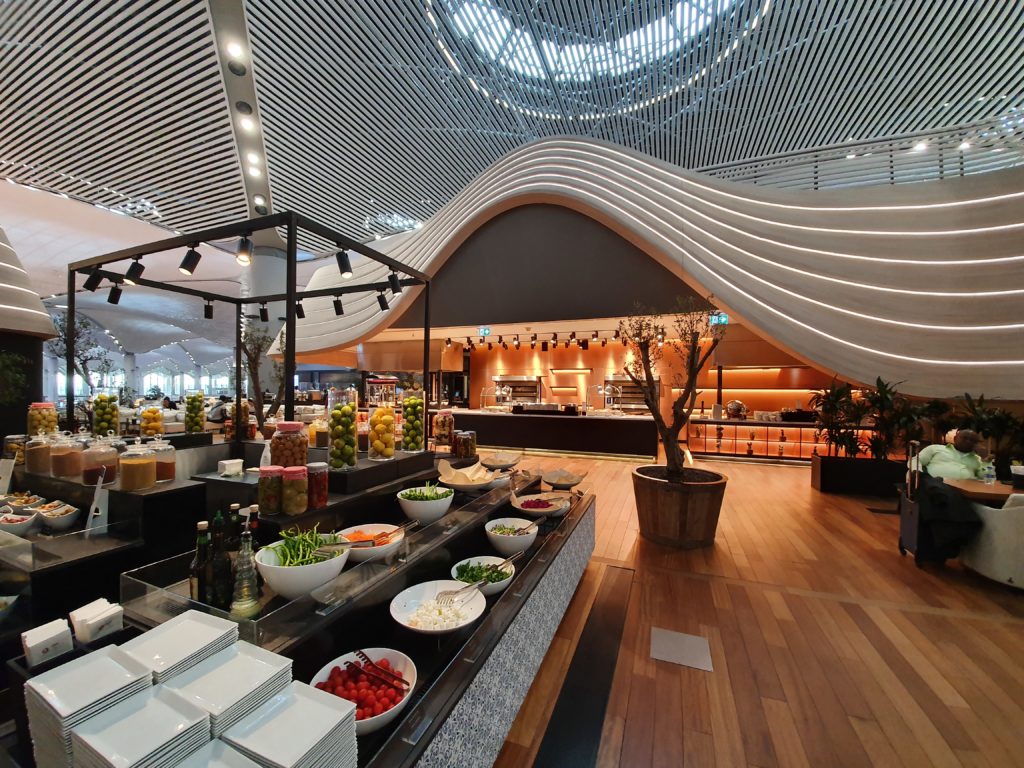 habercix_'s tweet photo. Türk Hava Yolları (#THY), özel yolcu salonlarının (CIP lounge) kullanım ücretine yüzde 50 zam yaptı. 

1 Temmuz‘da uygulamaya konulan yeni zamla THY'nin İstanbul İç Hat #CIPlounge kullanım ücreti bin 350 TL oldu. https://t.co/eFWeHQzdSh