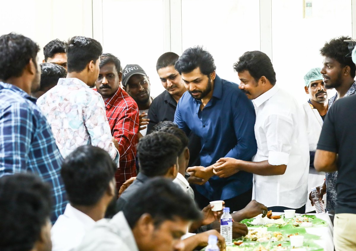 Ashraful_Ashu23's tweet photo. • தனது பிறந்தநாளில் ரத்த தானம் செய்த ரசிகர்களை நேரில் அழைத்து பாராட்டி, விருந்தளித்து மகிழ்ந்த அண்ணன் @Karthi_Offl! 👌❤️

"ரசிகனை ரசிக்கும் தலைவா" 🥰🫂

#Karthi #Meiyazhagan #Vaavaathiyaar https://t.co/hlY5my0lge