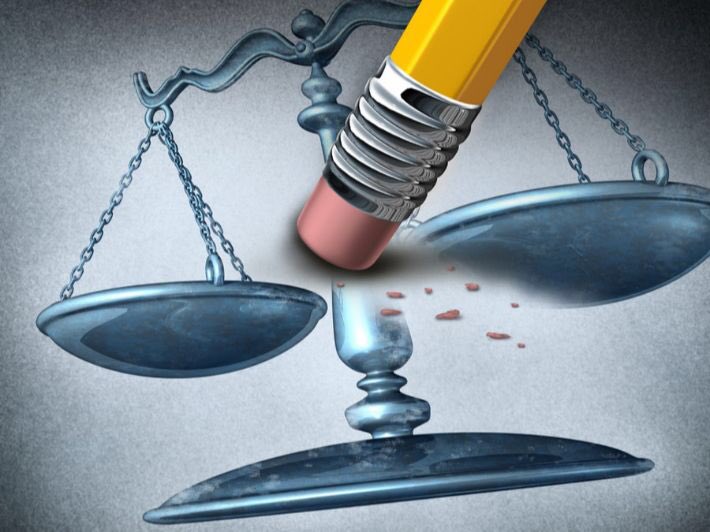 بعض المظلومين ينتظرون أن تكون عقوبة الله للظالم سريعة بعد ظلمه مباشرة ولكن القرآن الكريم أخبرنا بأن الظالم يمر بأربع مراحل، لا بد من فهمها كي تطيب النفس وتطمئن بأن عين الله لا تنام وأنه سبحانه الحكم العدل المنتقم الجبار
    
المرحلة الأولى: هي الإمهال والإملاء 
﴿وَأُمْلِي لَهُمْ