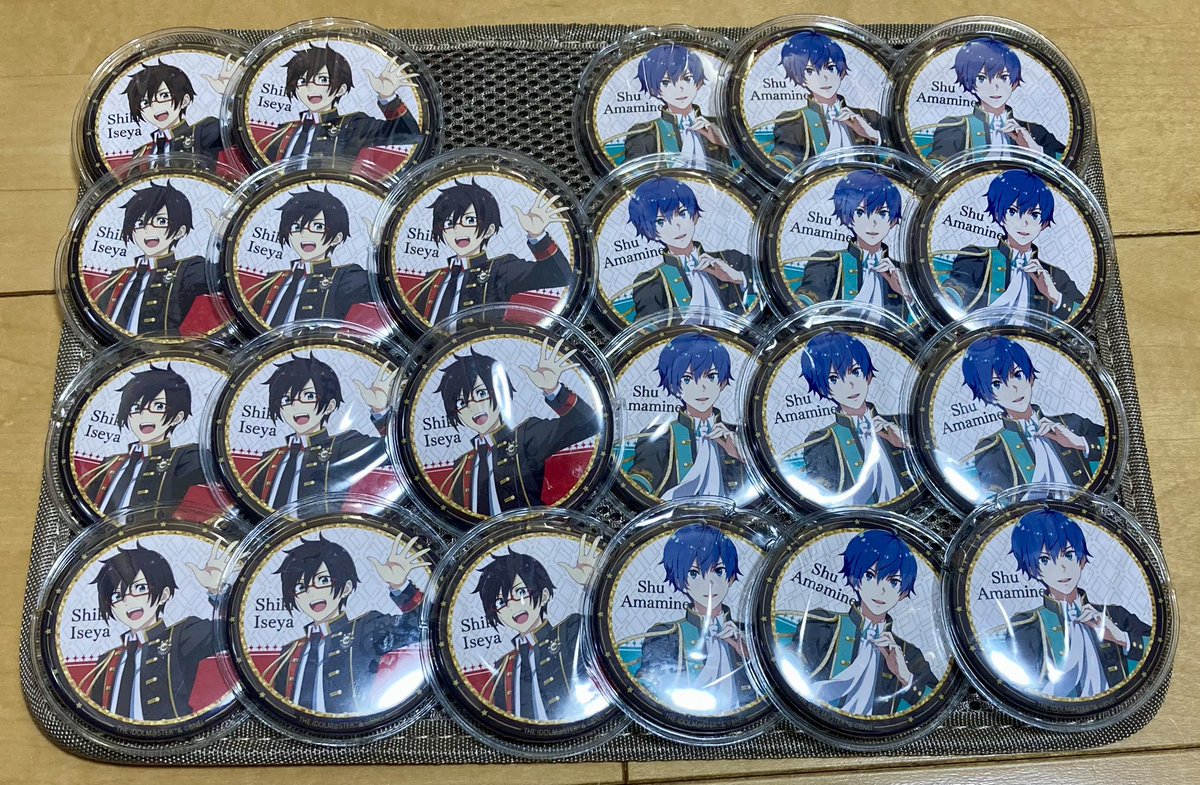 72imsm's tweet photo. お手元にSideM9th四季の等身バッジ余らせている方………！！！どなたか！！！！どなたかいらっしゃいませんか！！！！！買取します！！！！ぜひ！！！！
この痛バ土台に救いの手を…………！！！！ https://t.co/OVzeqcUmdL