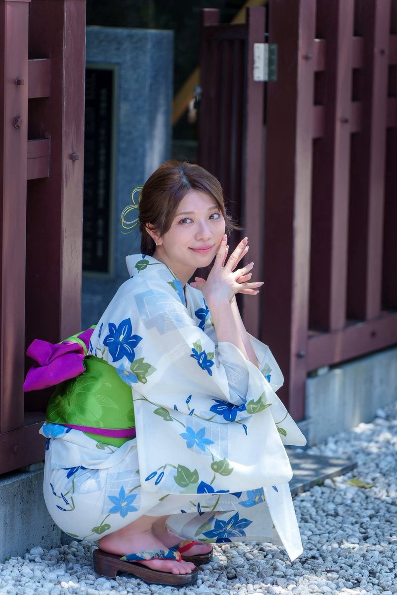suzuno_haruka's tweet photo. たくさん浴衣あって悩んだけど、七夕だから涼しげな青がいいです！って選ばせてもらったの😌🌟 https://t.co/eS6lFYtREv