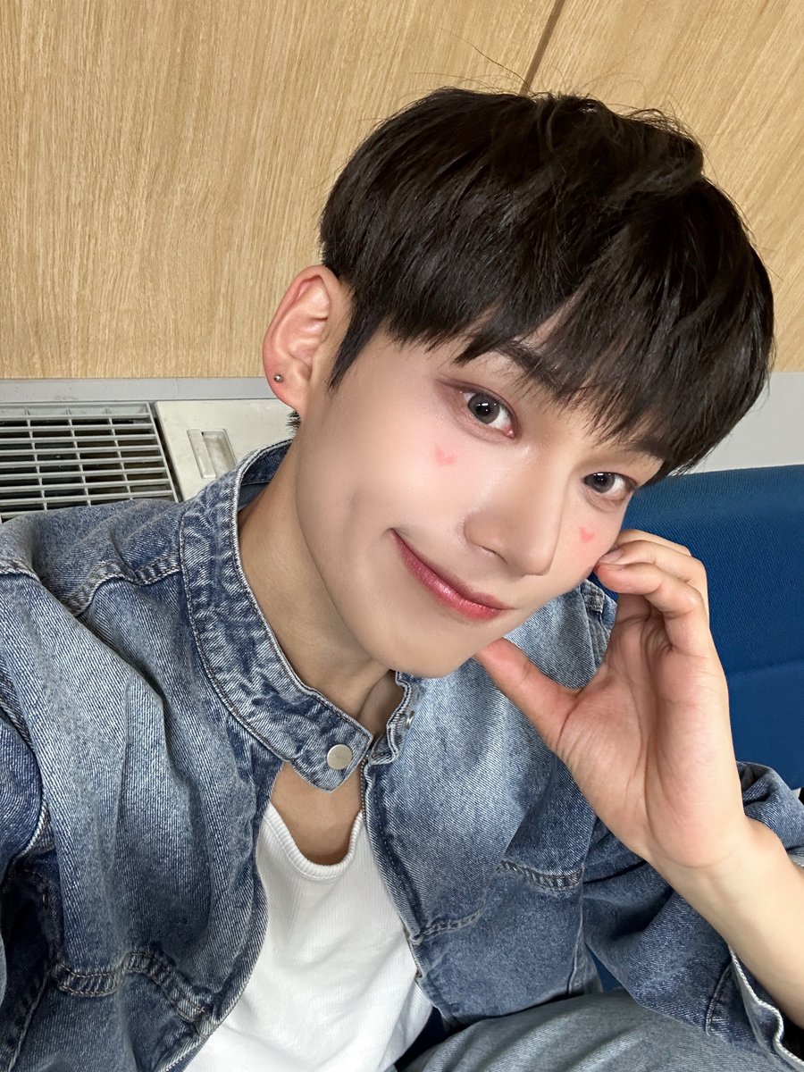 비 조심하기🌧️ 우산 챙기기🌂

#EVNNE #이븐
#박한빈 #PARKHANBIN